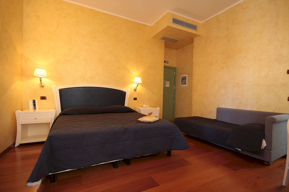Hotel Rojan Сулмона Екстериор снимка