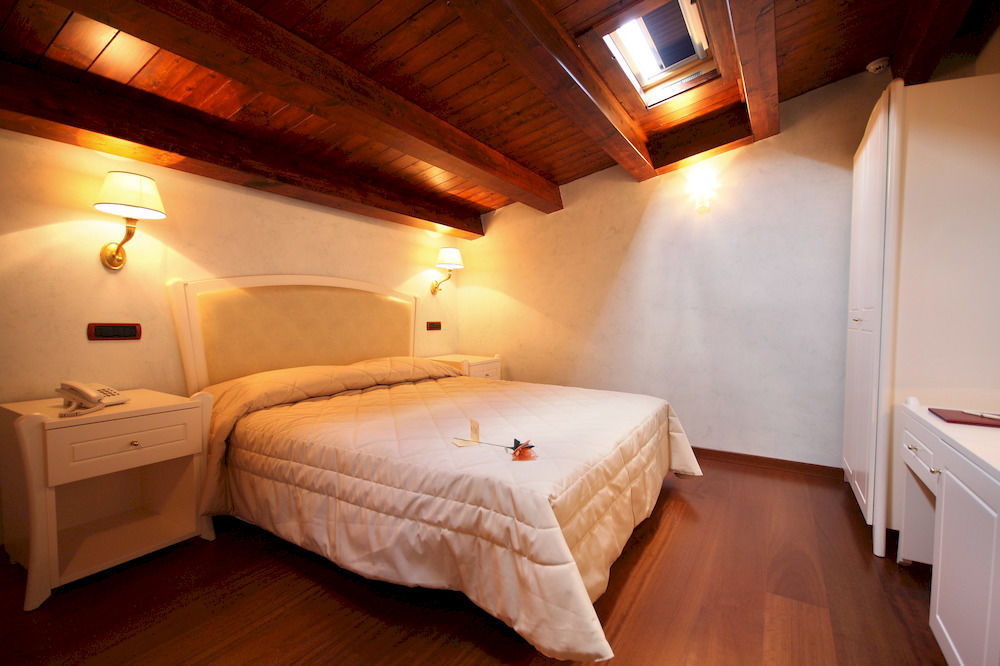 Hotel Rojan Сулмона Екстериор снимка