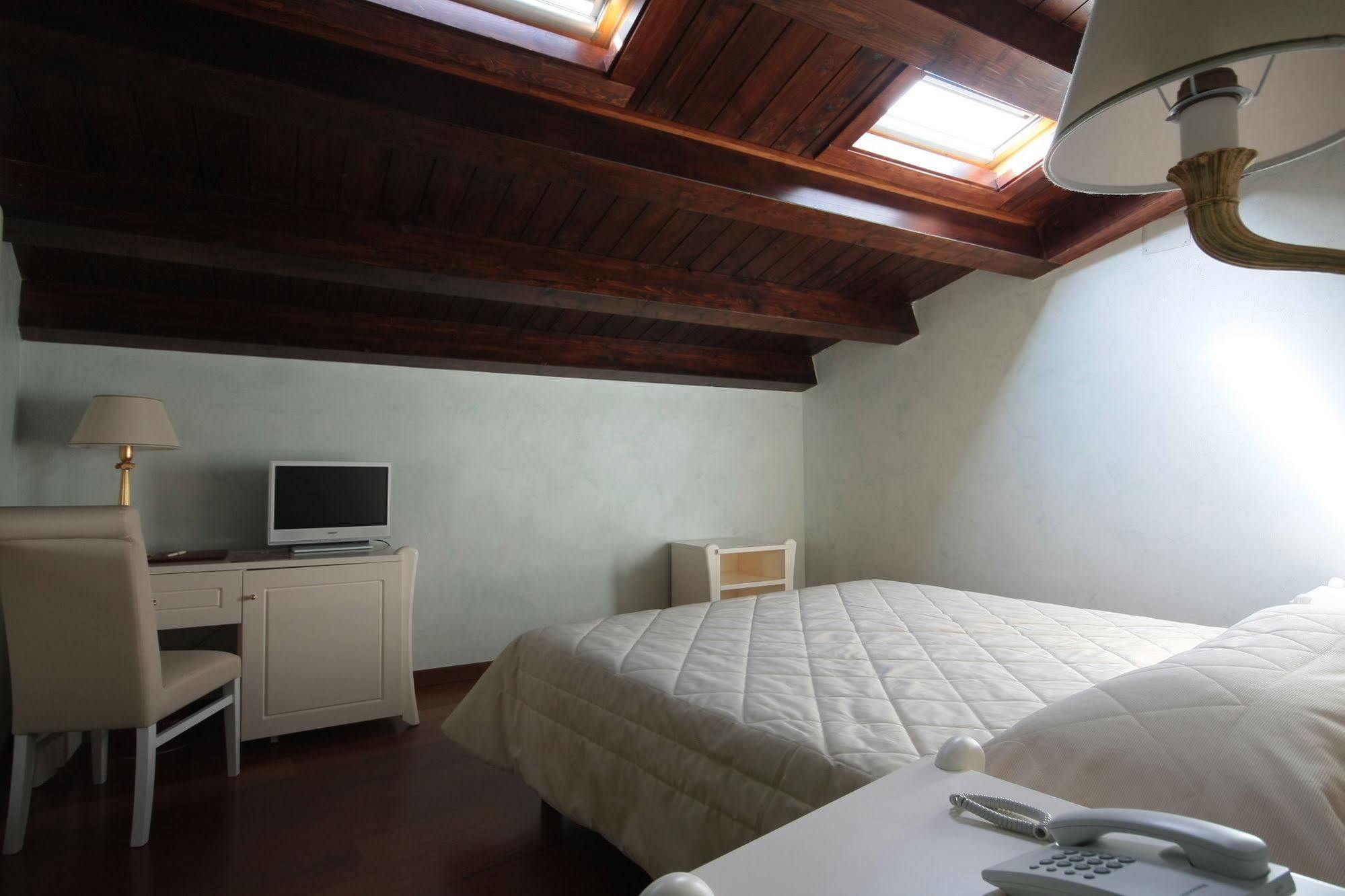 Hotel Rojan Сулмона Екстериор снимка