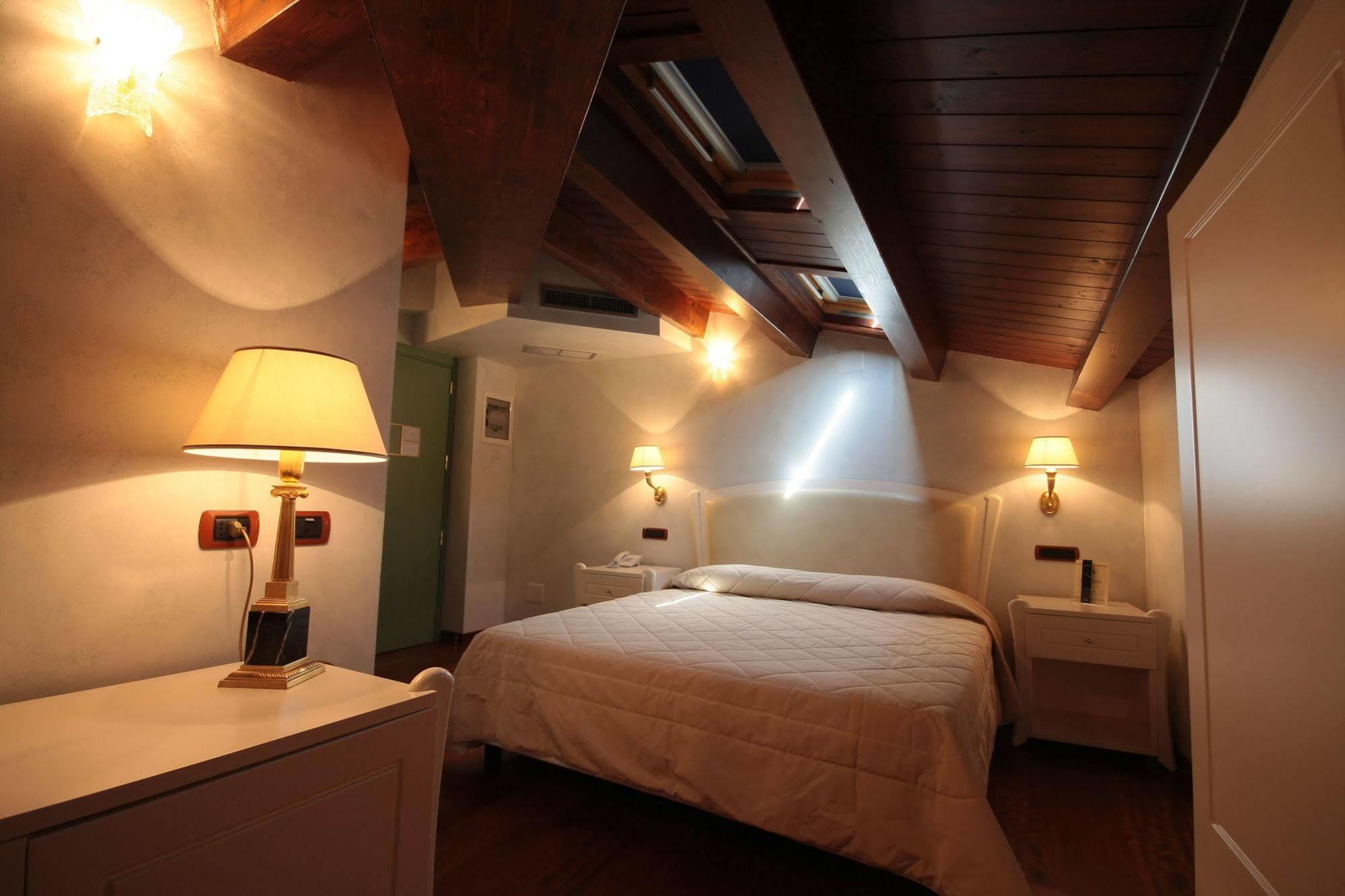Hotel Rojan Сулмона Екстериор снимка