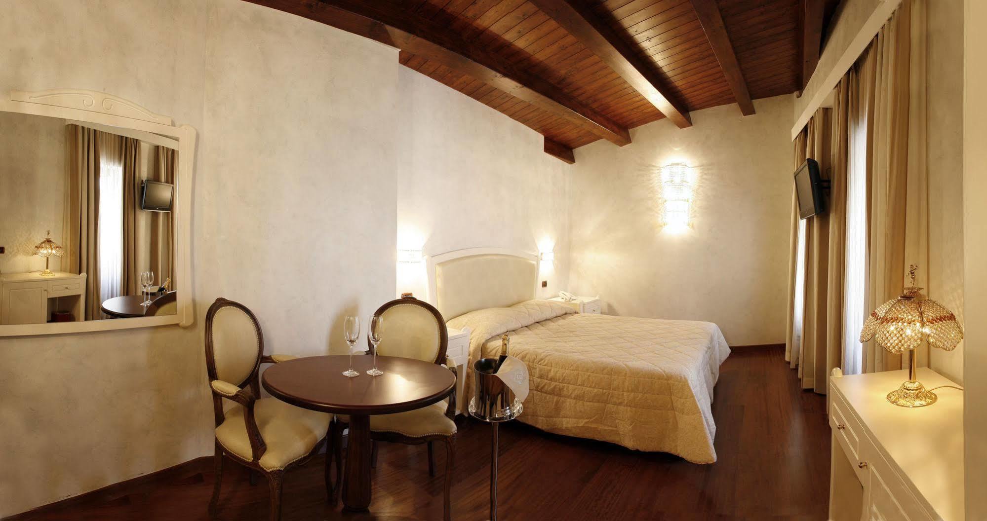 Hotel Rojan Сулмона Екстериор снимка
