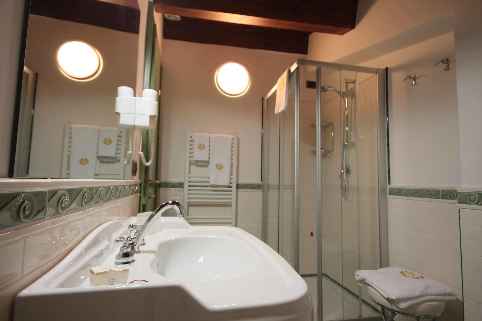 Hotel Rojan Сулмона Екстериор снимка