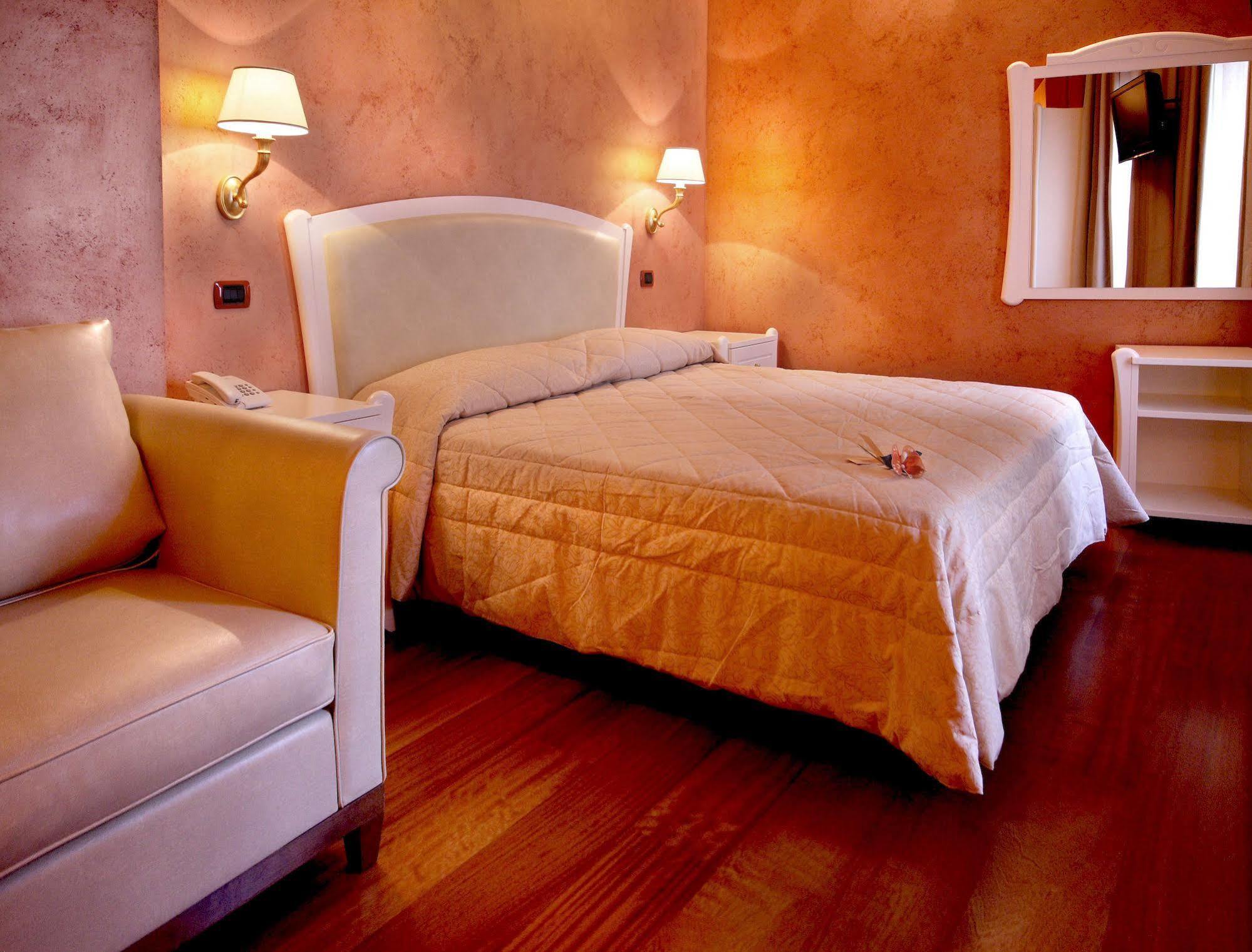 Hotel Rojan Сулмона Екстериор снимка