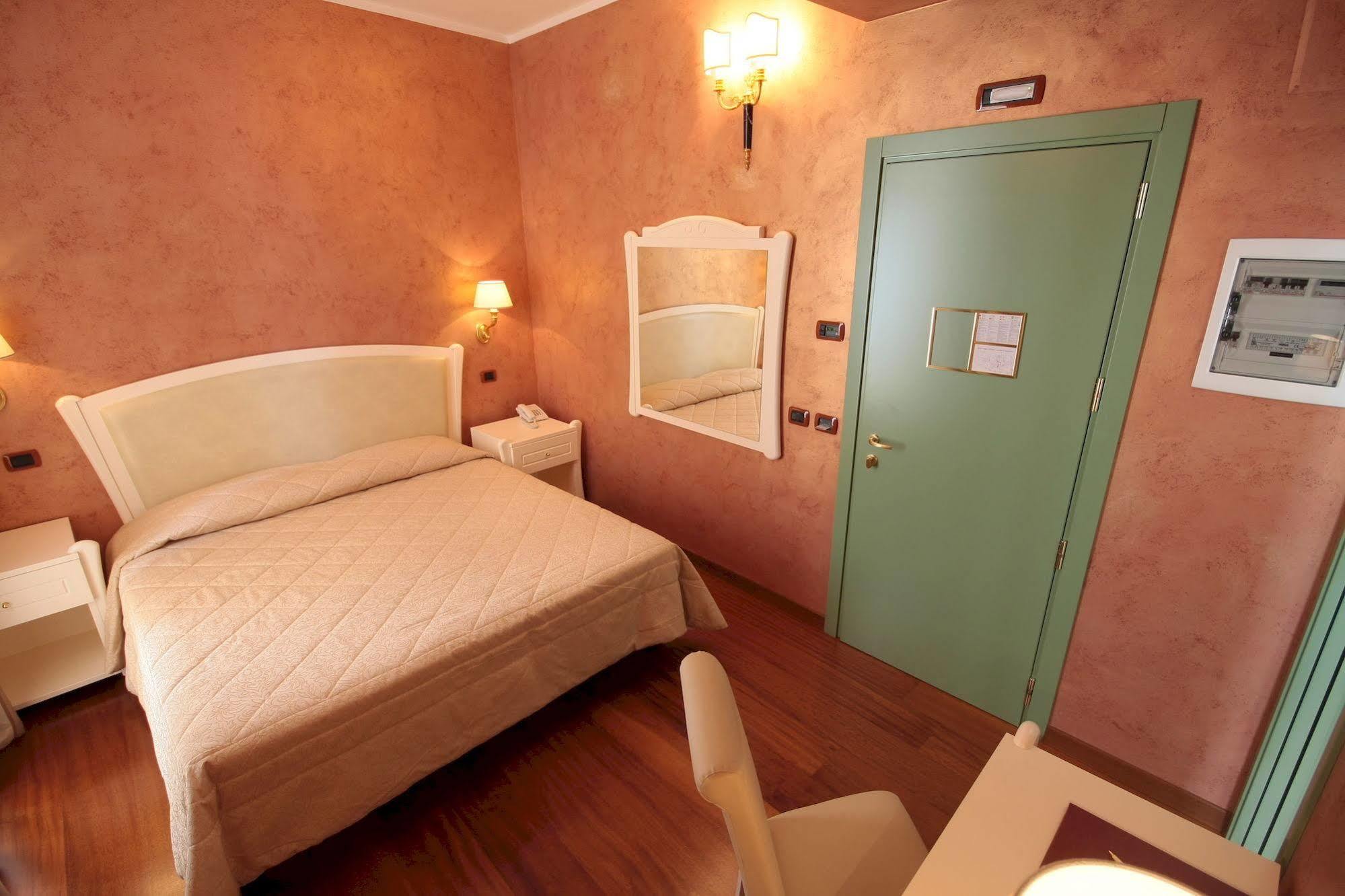 Hotel Rojan Сулмона Екстериор снимка