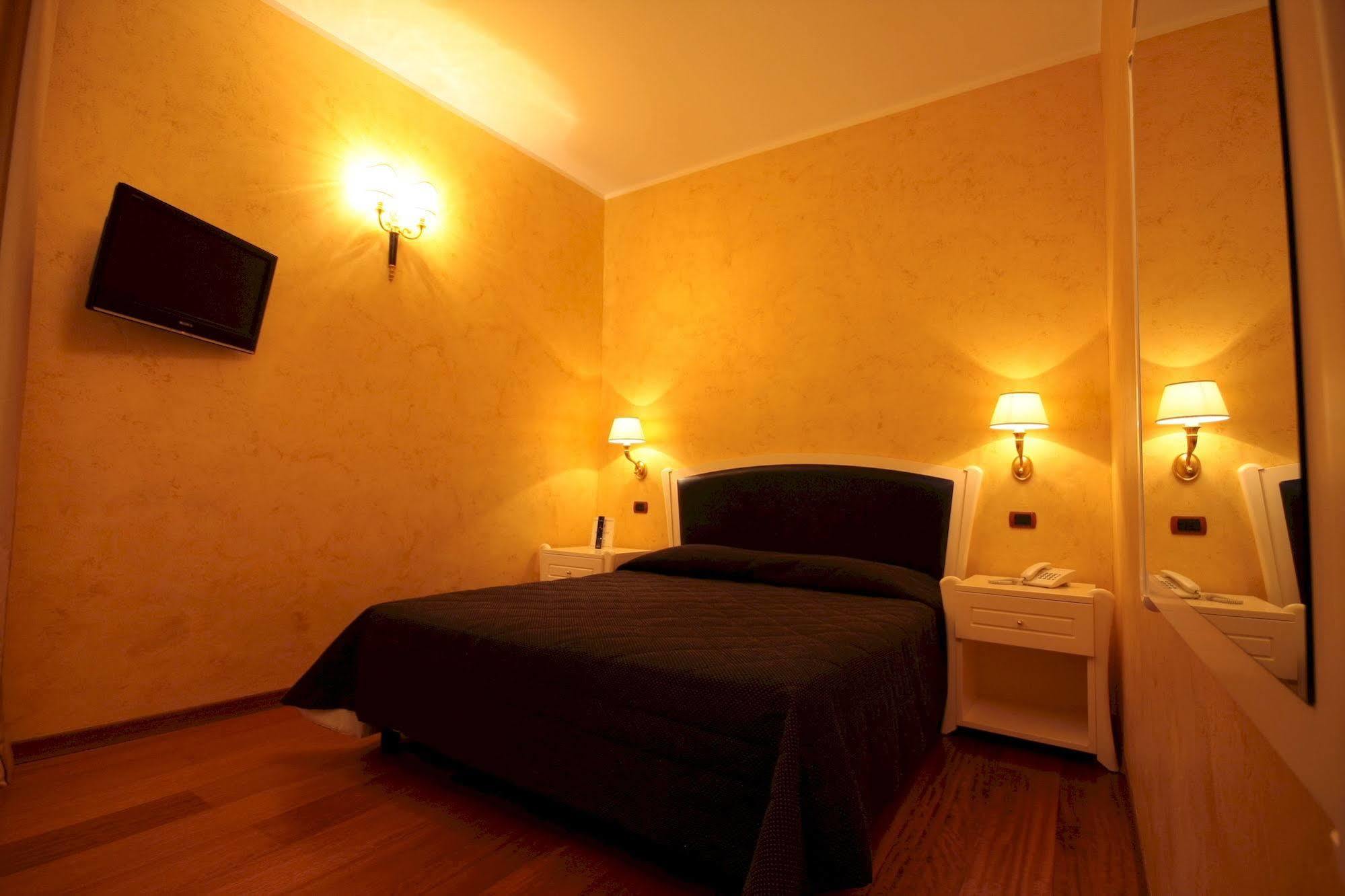 Hotel Rojan Сулмона Екстериор снимка