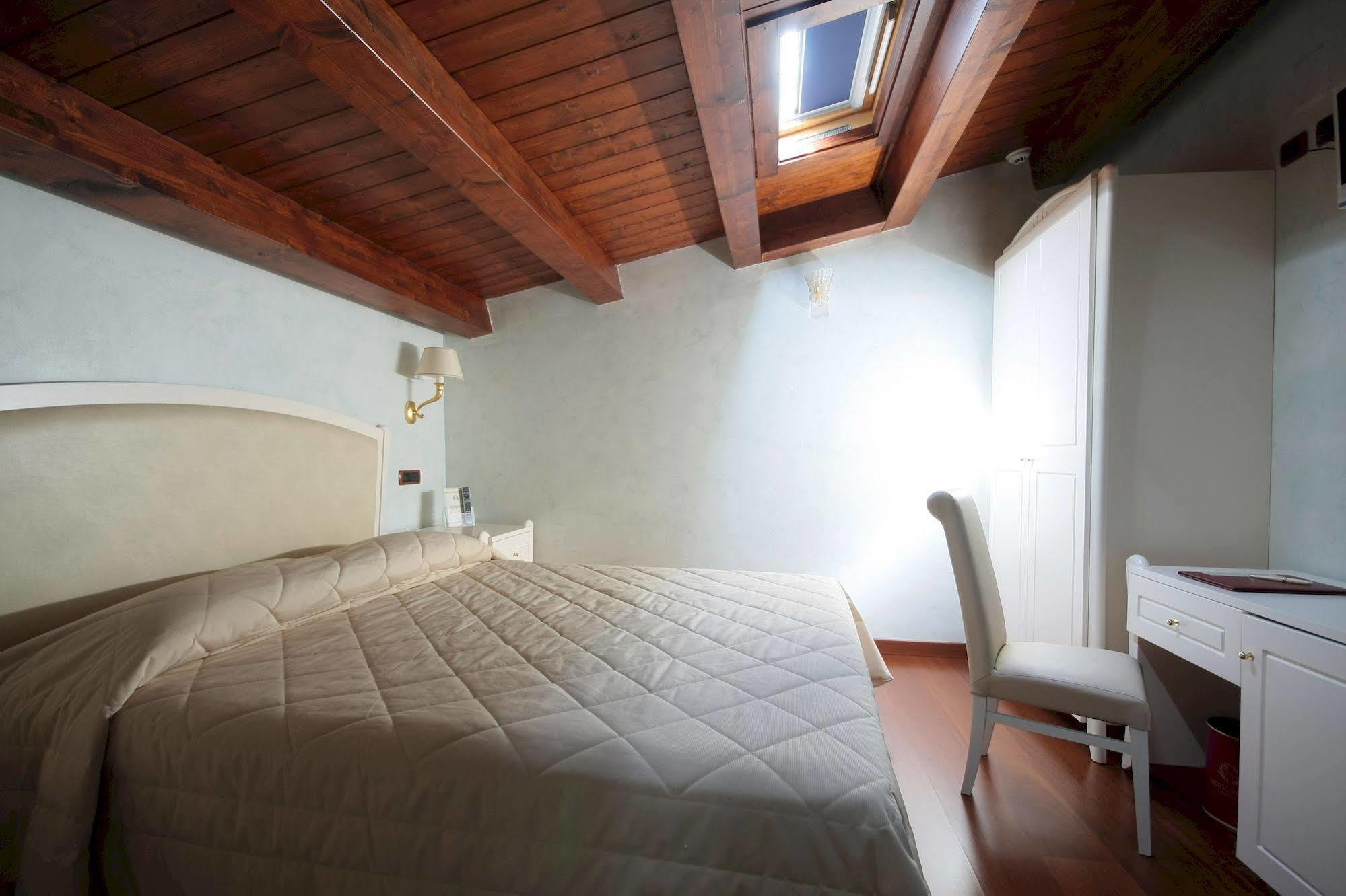 Hotel Rojan Сулмона Екстериор снимка