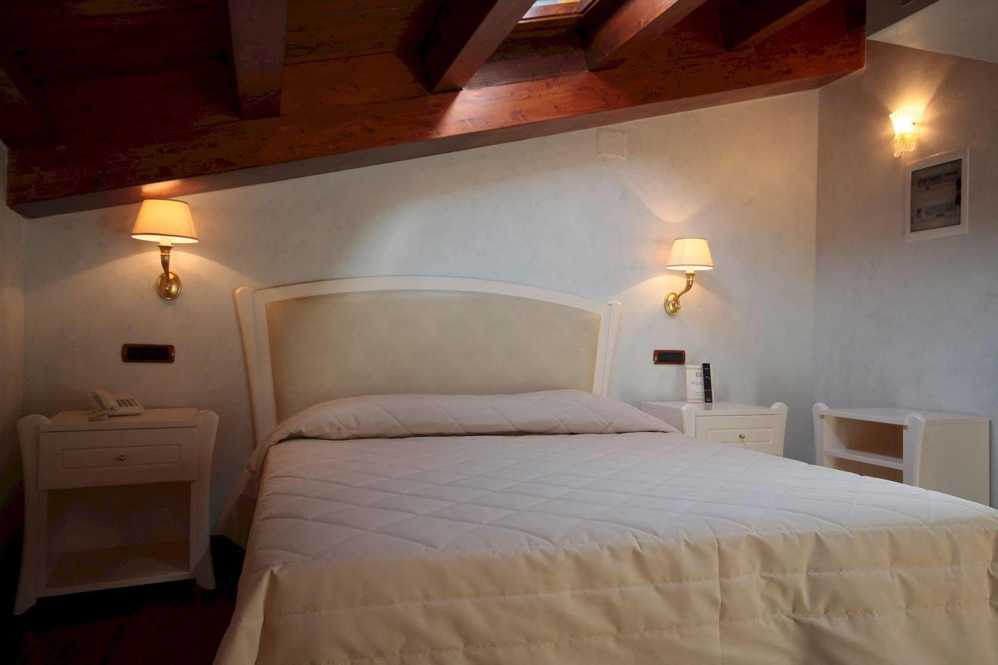 Hotel Rojan Сулмона Екстериор снимка