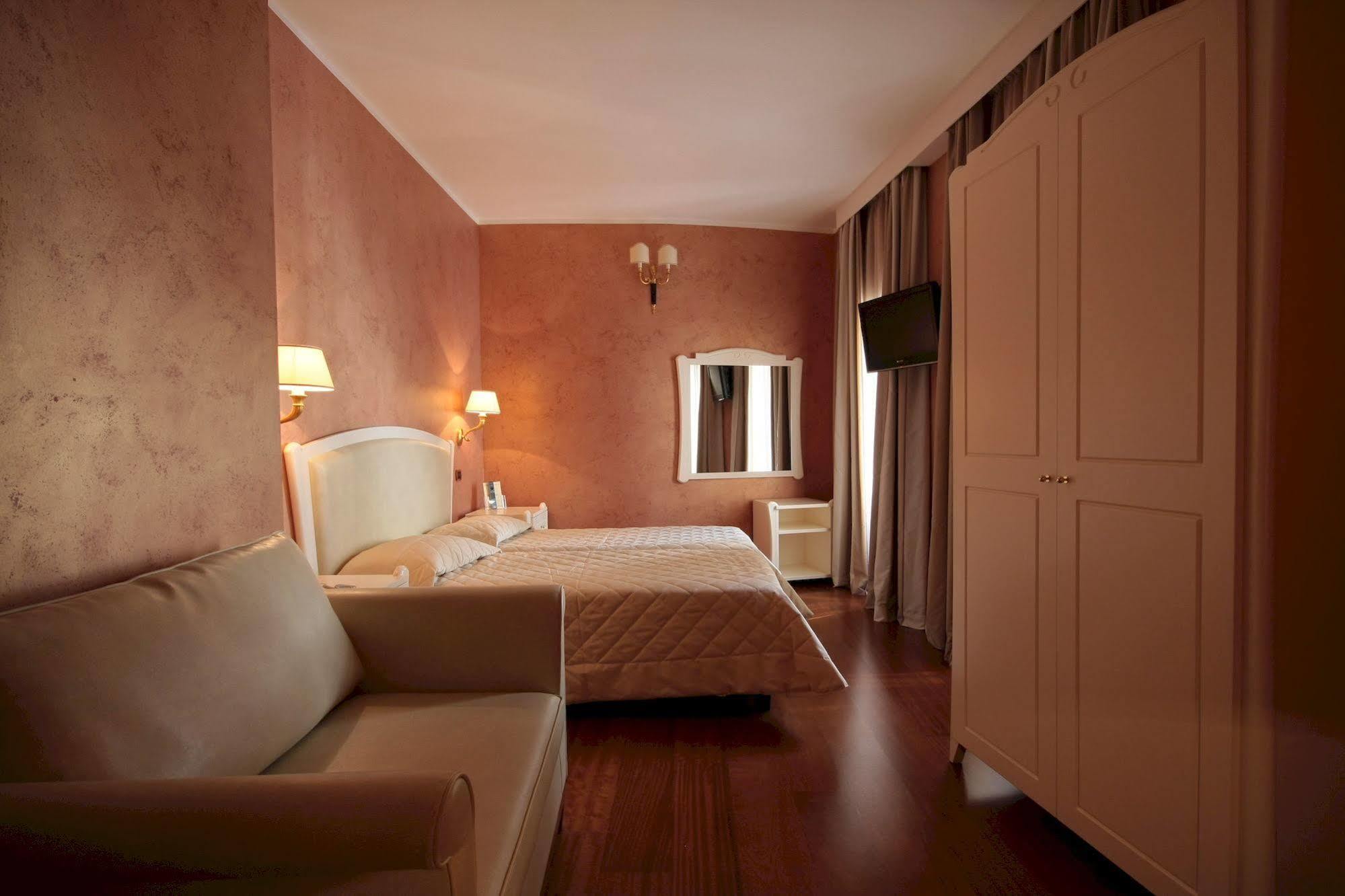 Hotel Rojan Сулмона Екстериор снимка