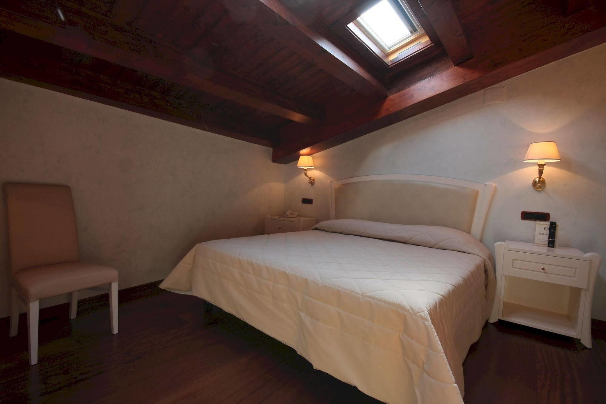 Hotel Rojan Сулмона Екстериор снимка