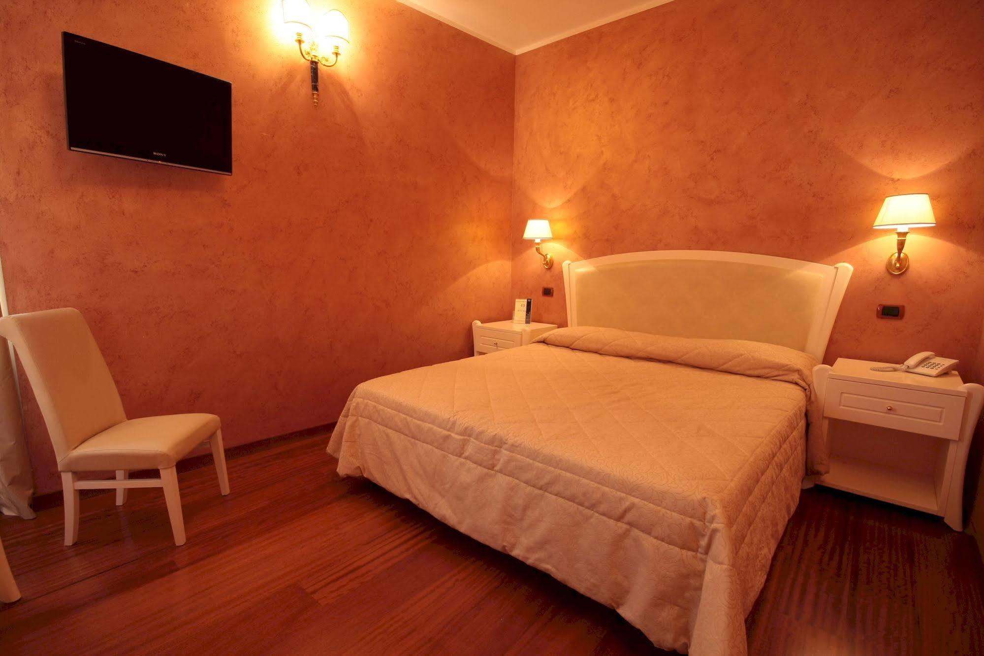 Hotel Rojan Сулмона Екстериор снимка