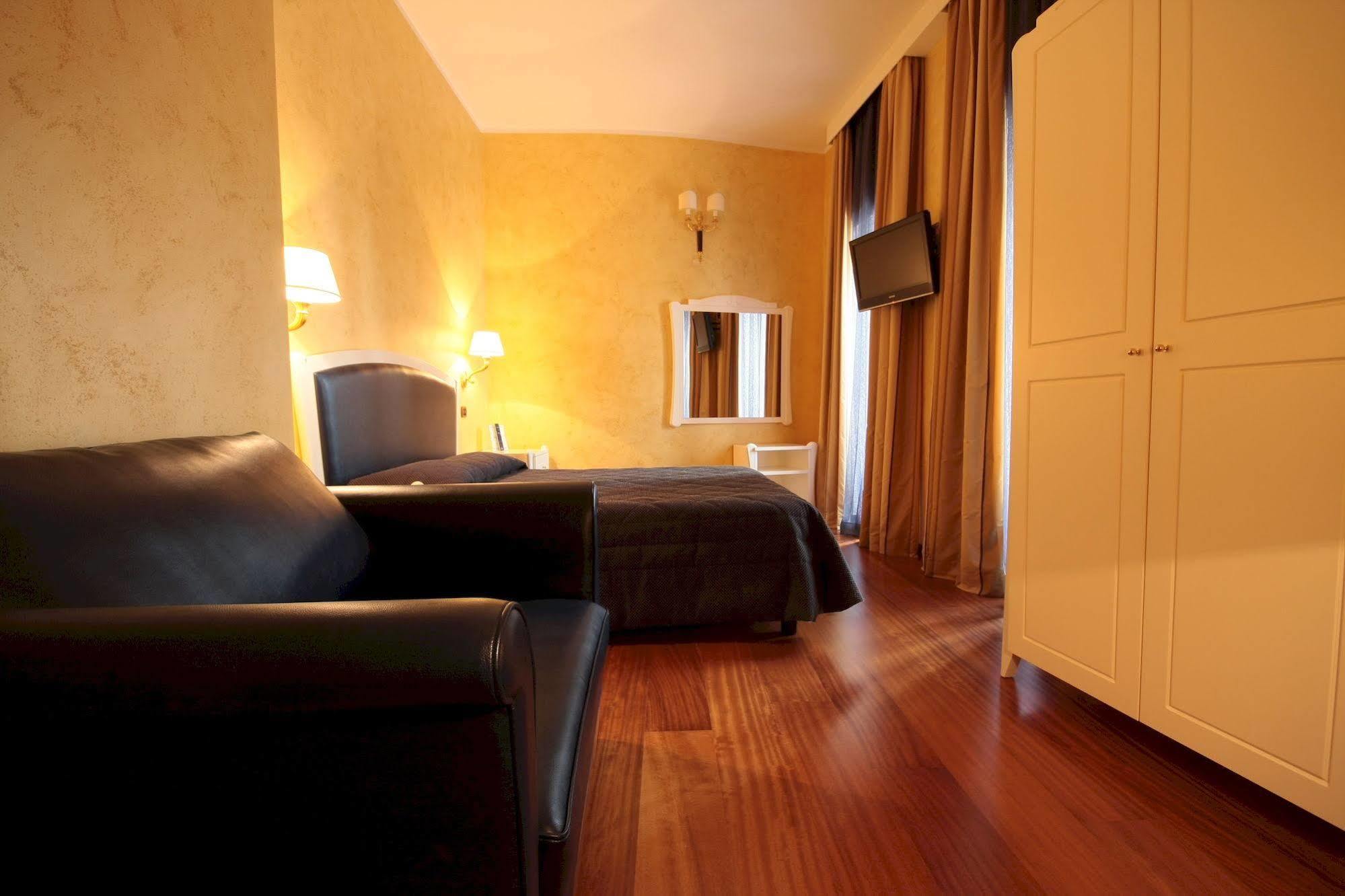 Hotel Rojan Сулмона Екстериор снимка