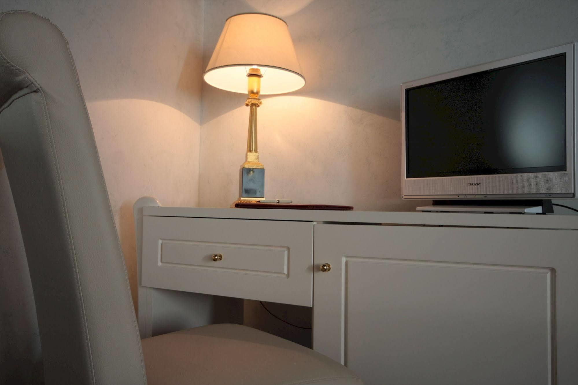 Hotel Rojan Сулмона Екстериор снимка