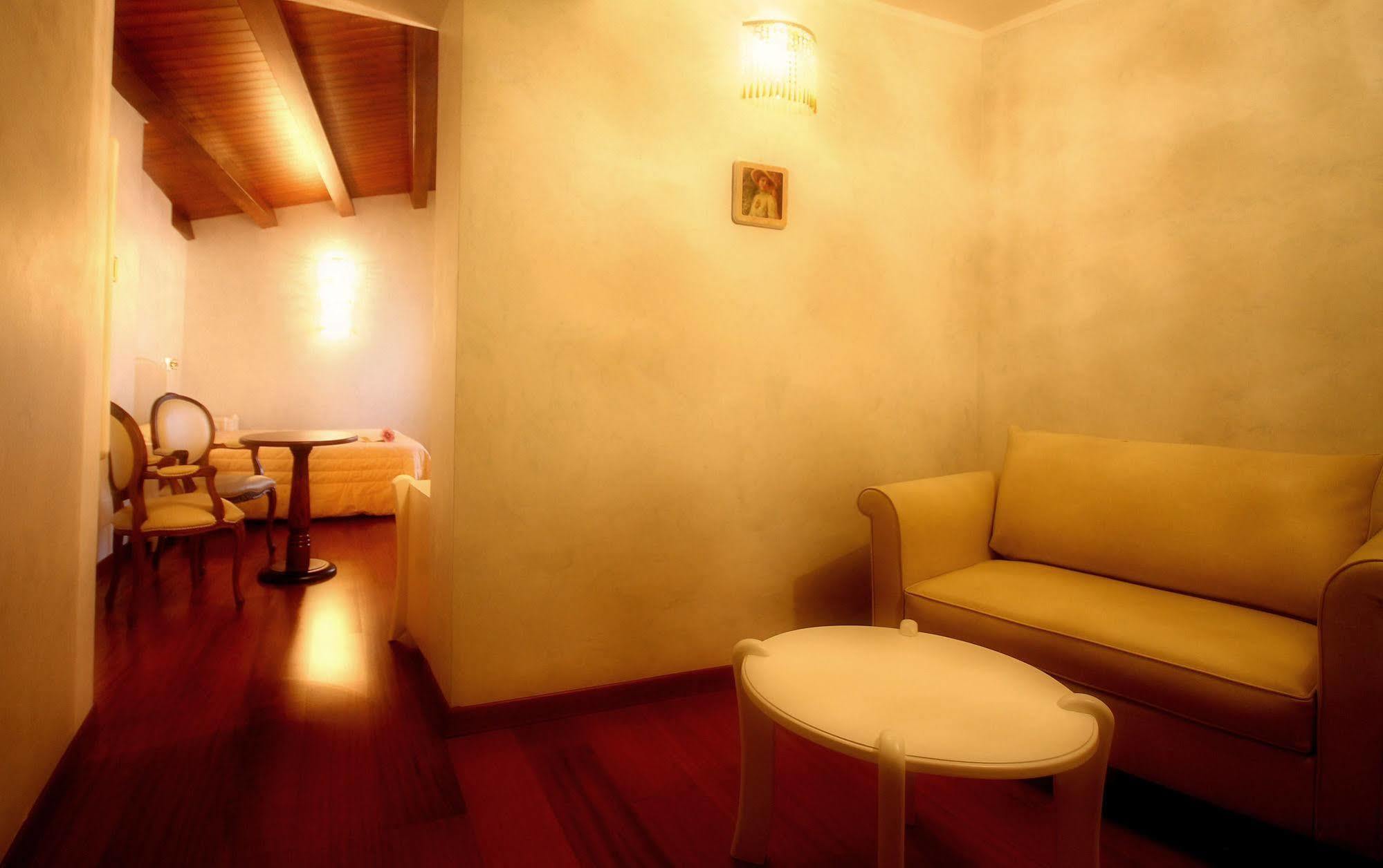 Hotel Rojan Сулмона Екстериор снимка