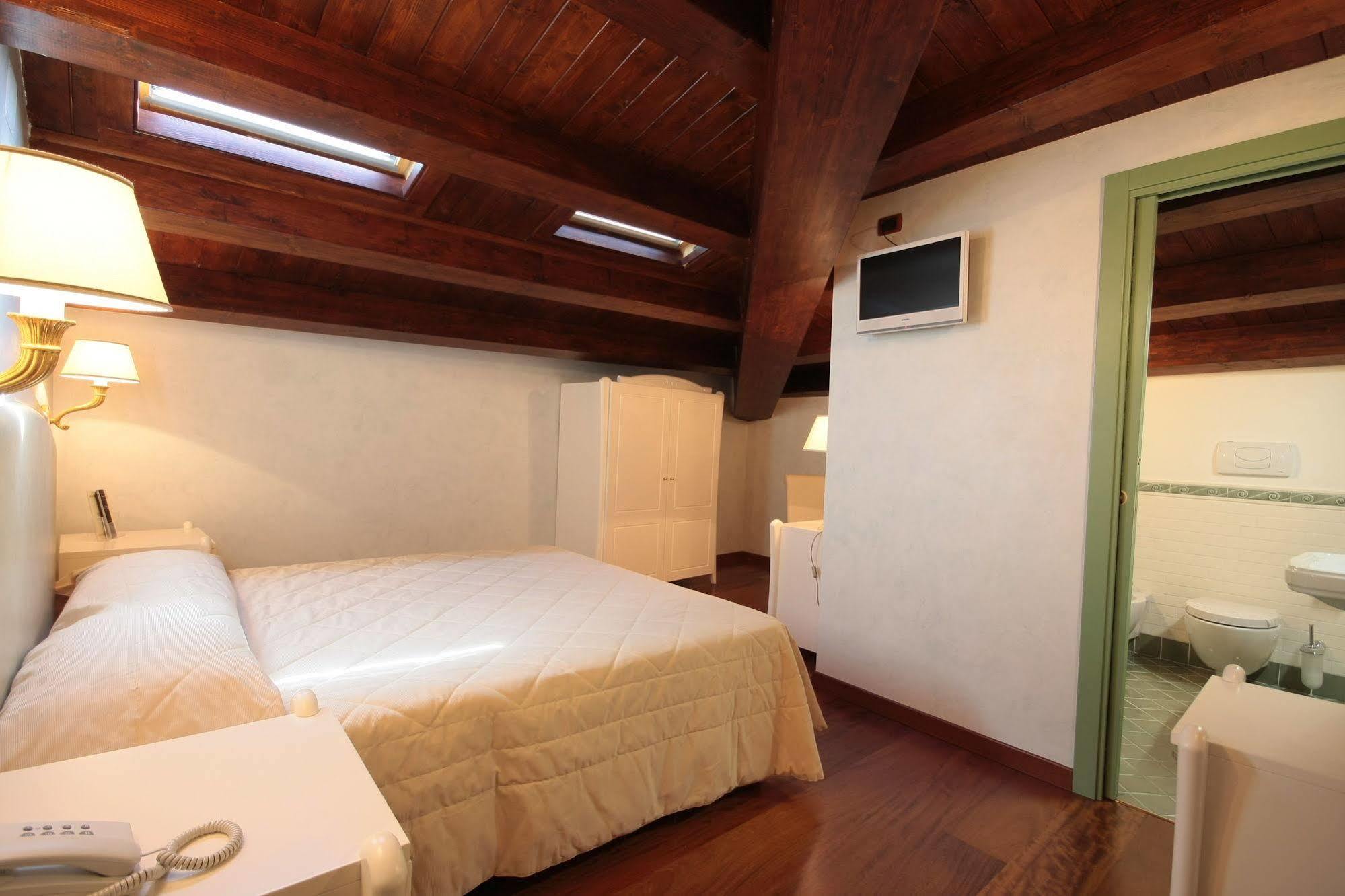 Hotel Rojan Сулмона Екстериор снимка