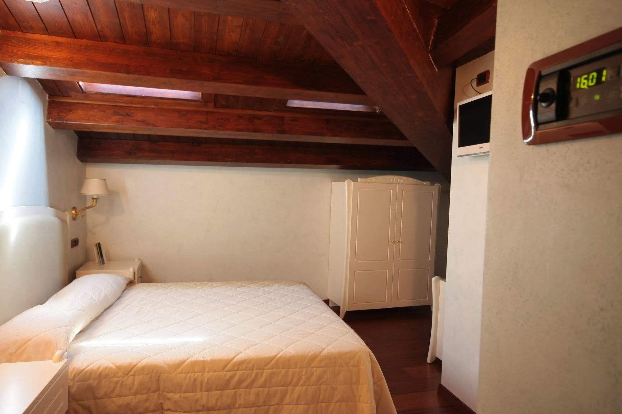 Hotel Rojan Сулмона Екстериор снимка
