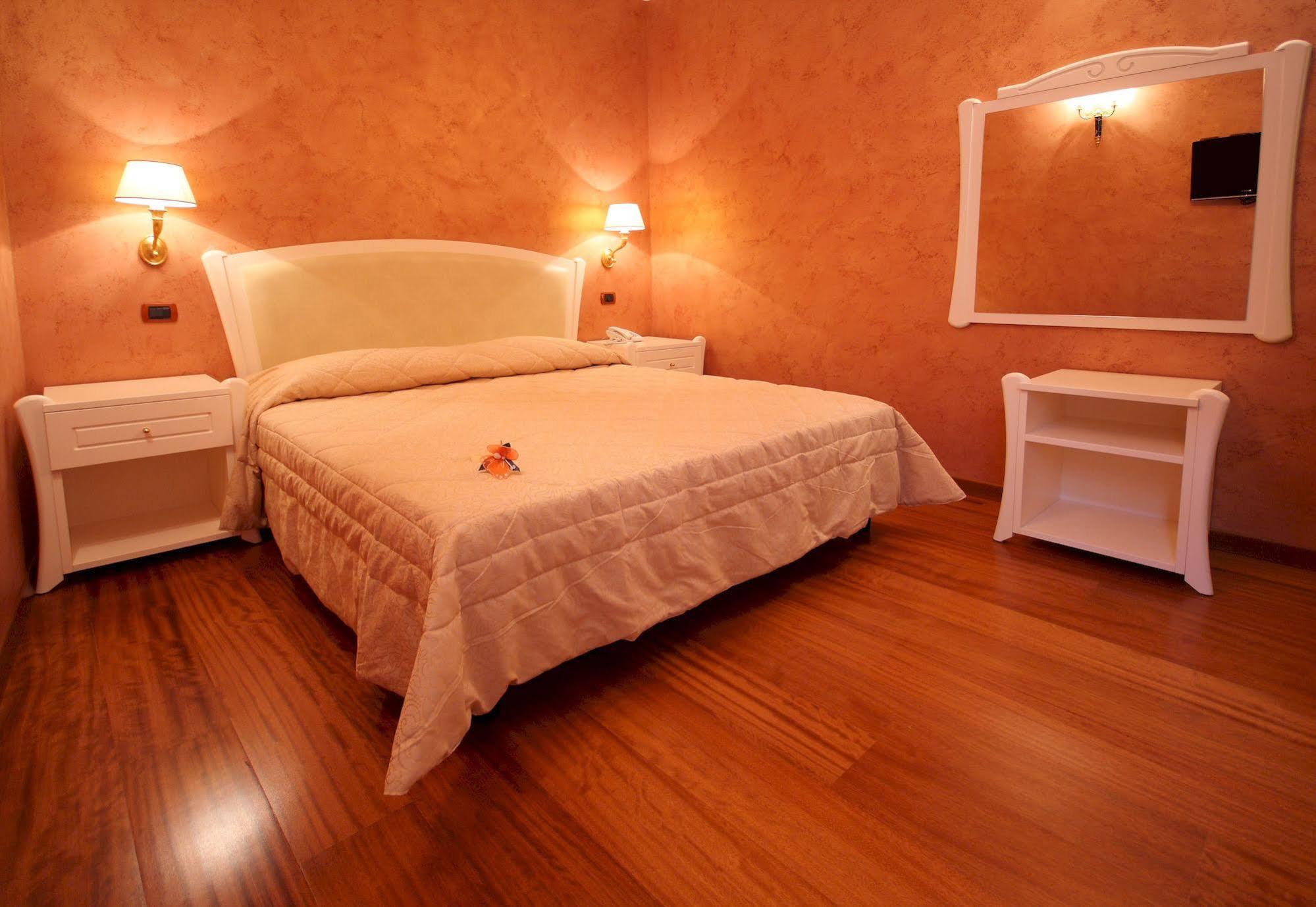 Hotel Rojan Сулмона Екстериор снимка