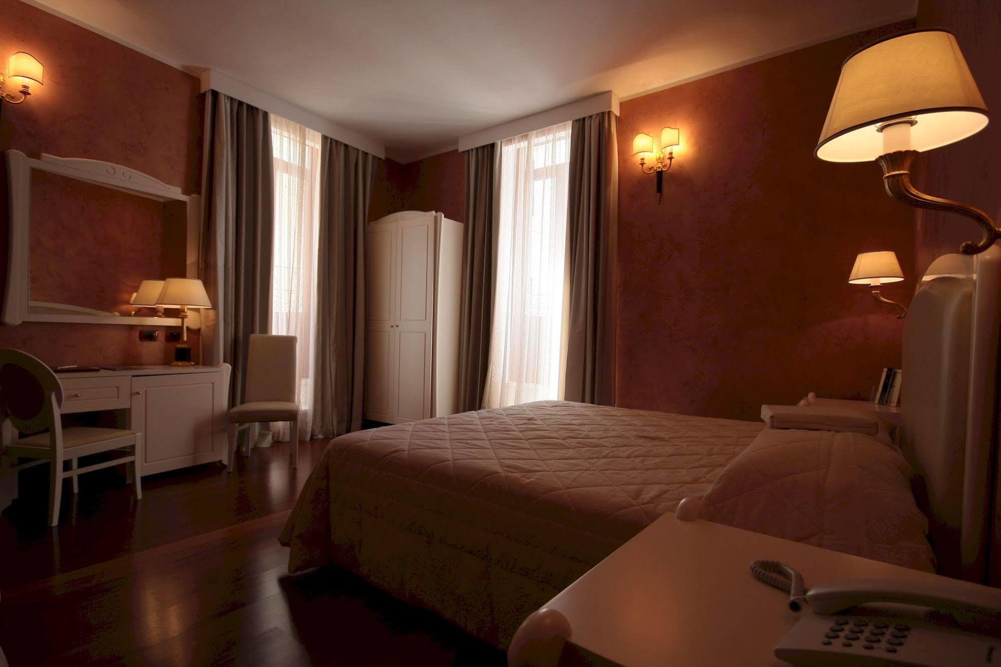 Hotel Rojan Сулмона Екстериор снимка